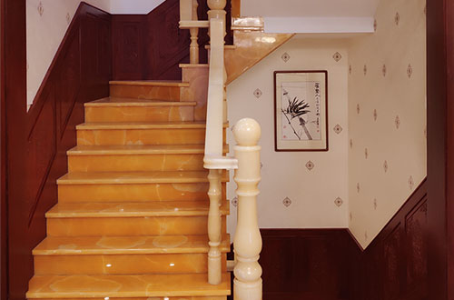 晴隆中式别墅室内汉白玉石楼梯的定制安装装饰效果